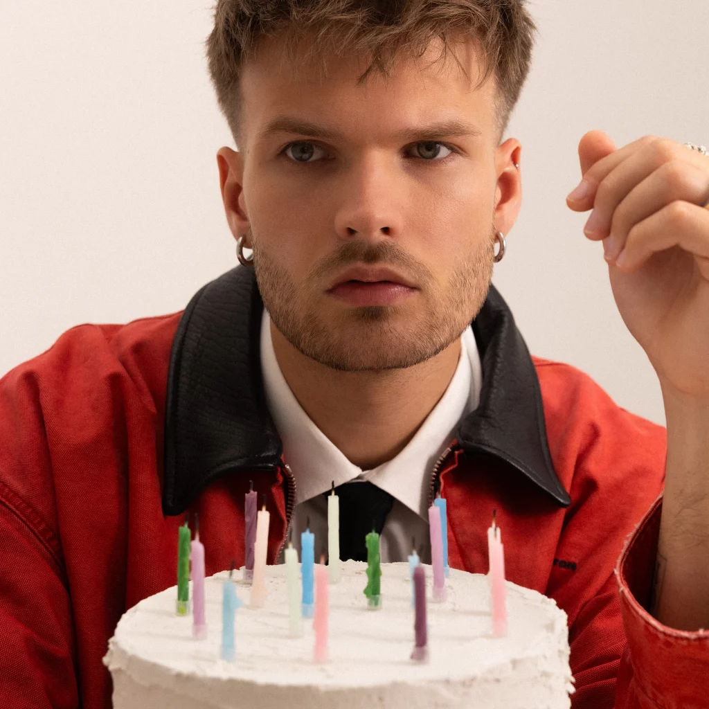 Coverbild von YOSU zur Single und EP „noch ein jahr"